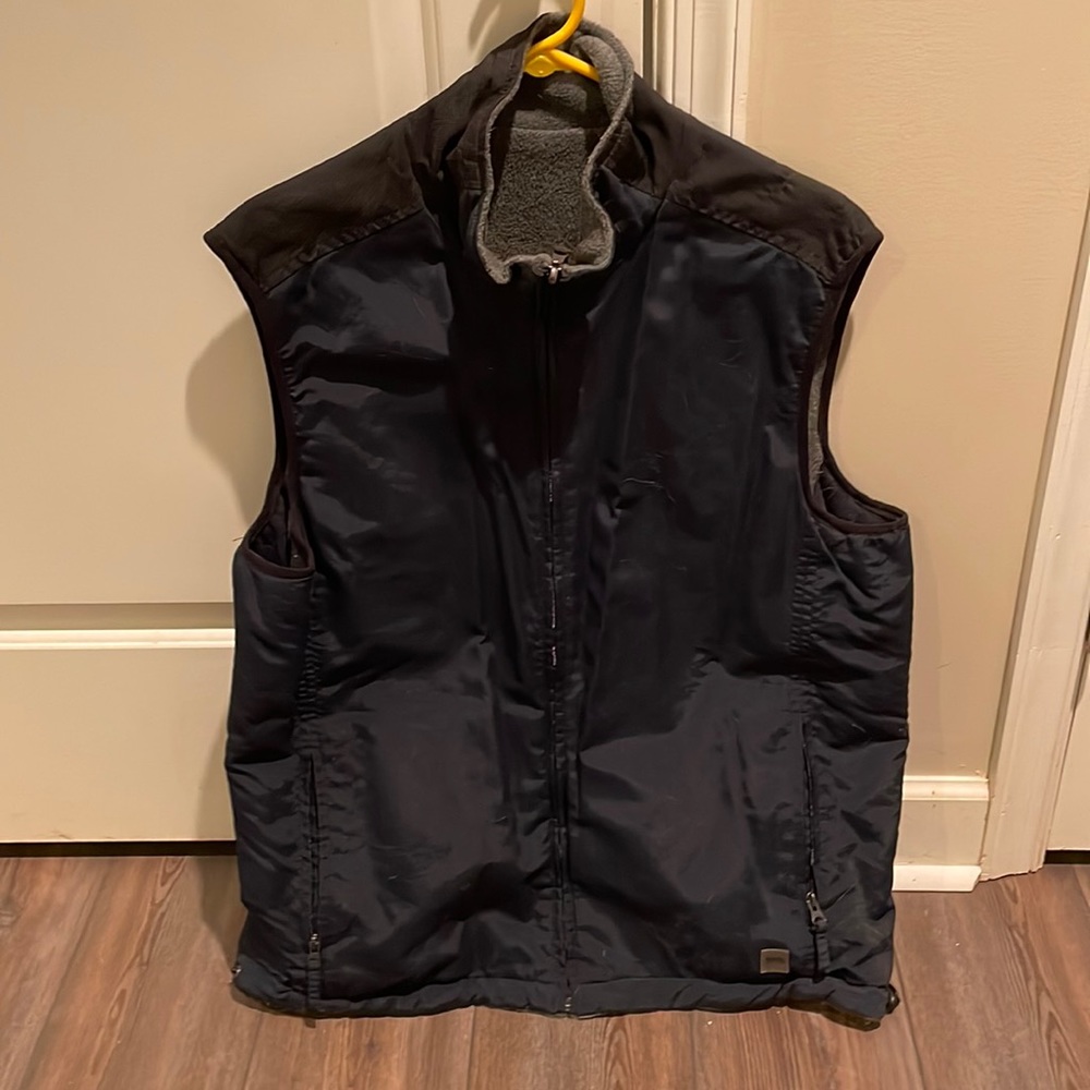 IZOD men’s fleece/lined reversible vest navy/gray
